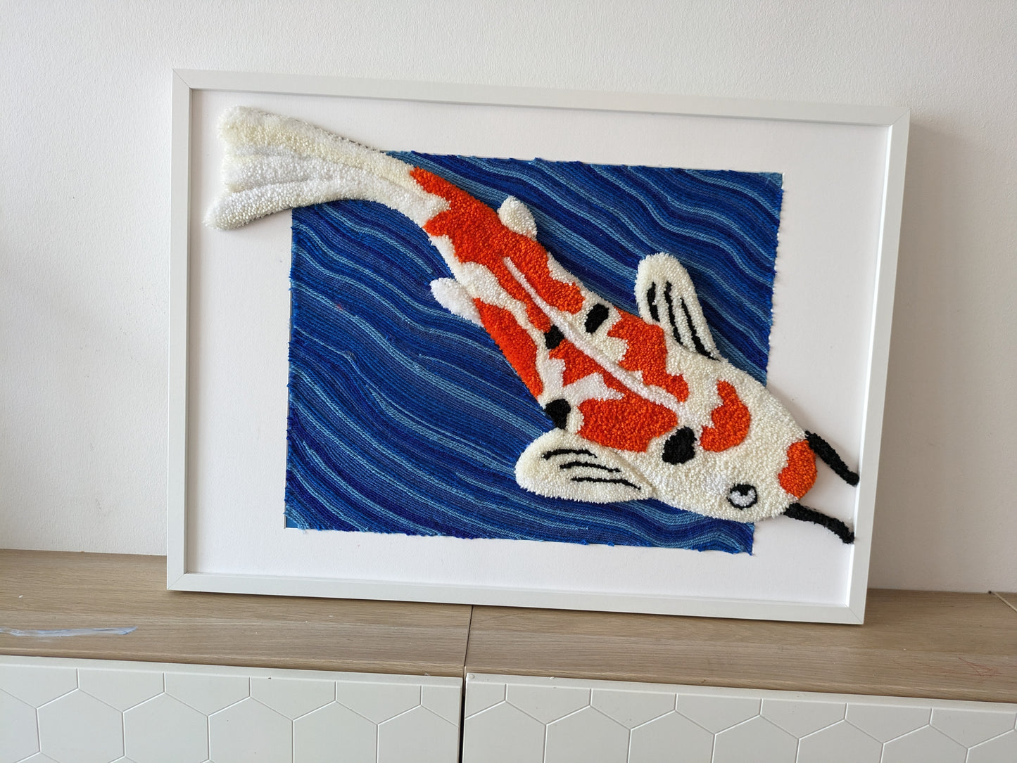 Floating Koi - Wandteppich eingerahmt