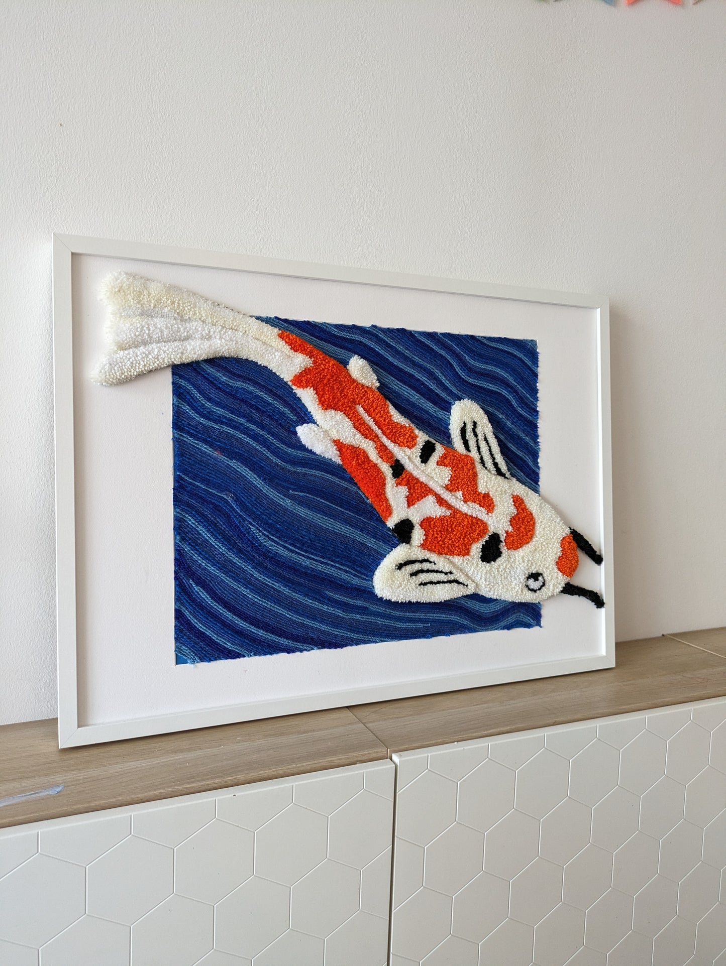 Floating Koi - Wandteppich eingerahmt