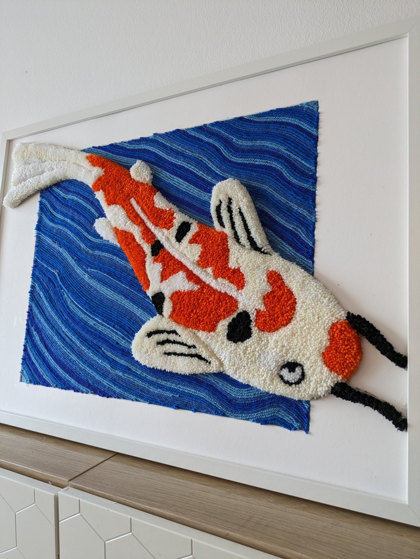 Floating Koi - Wandteppich eingerahmt